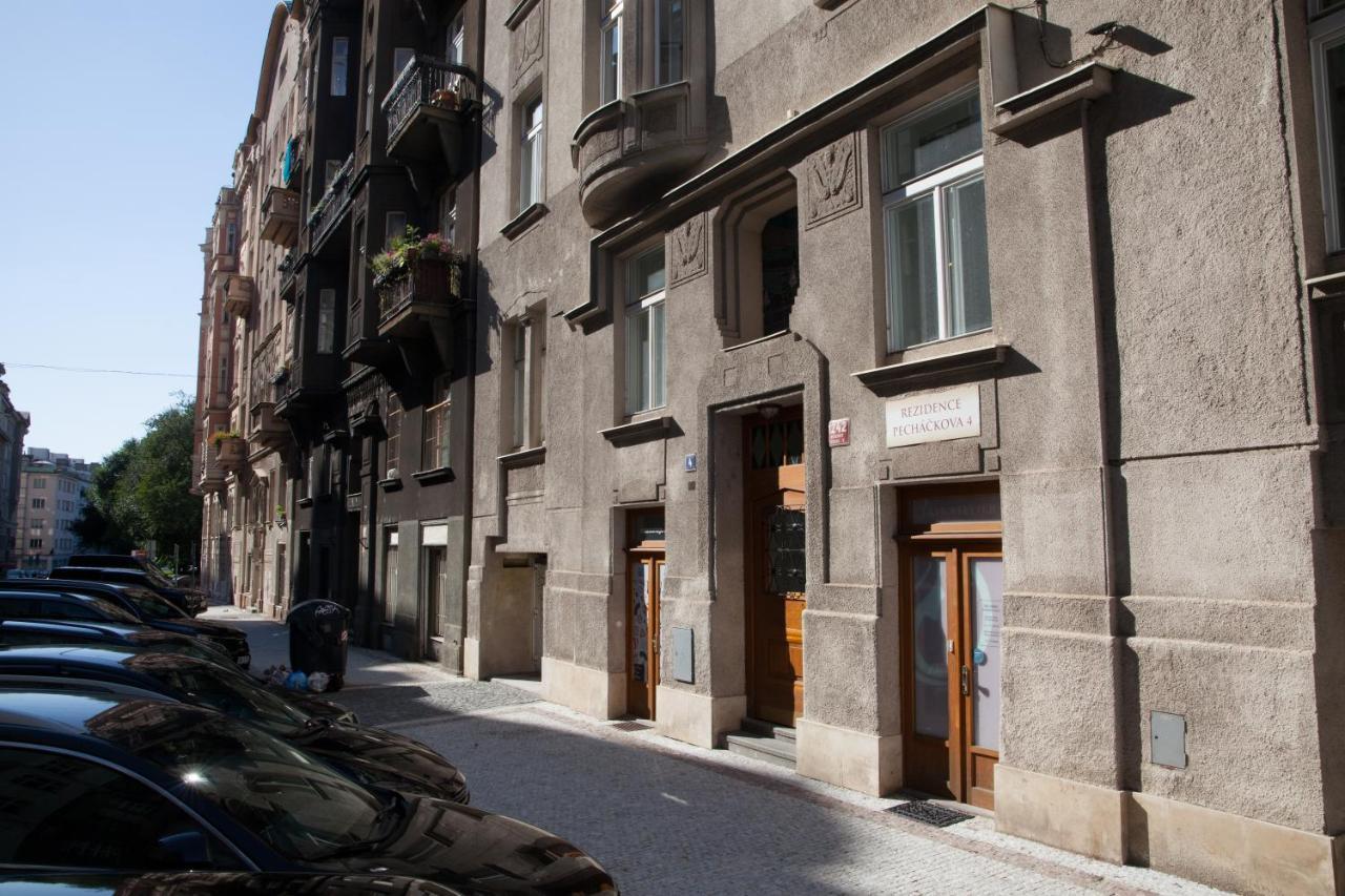 2B Pechackova Family Apartment With Balcony By The River براغ المظهر الخارجي الصورة