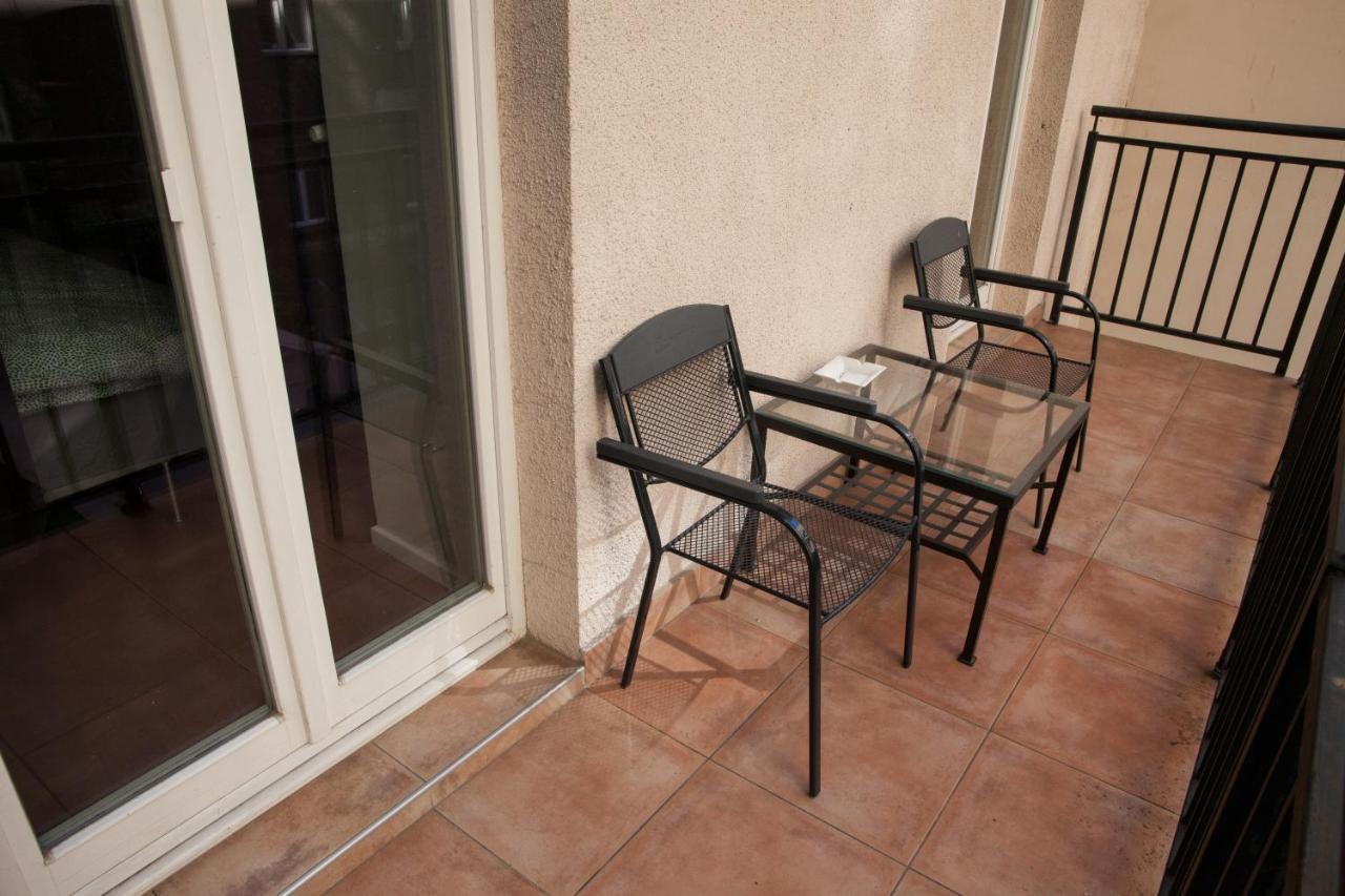 2B Pechackova Family Apartment With Balcony By The River براغ المظهر الخارجي الصورة