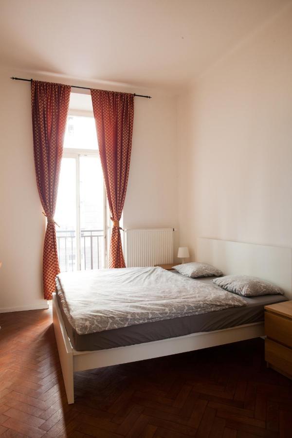 2B Pechackova Family Apartment With Balcony By The River براغ المظهر الخارجي الصورة